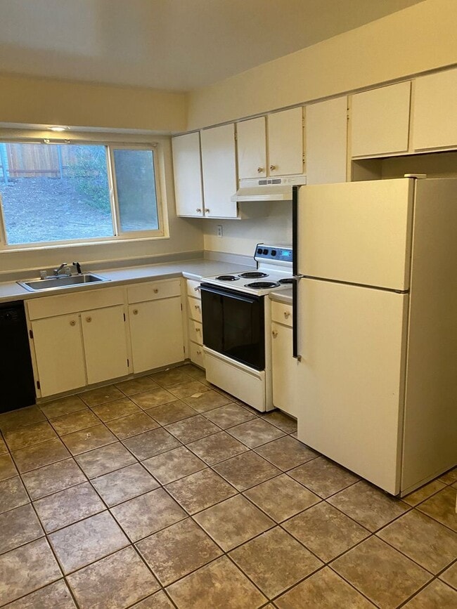 Building Photo - GREAT VIEWS - CLOSE TO UNR AND RANCHO SAN ...