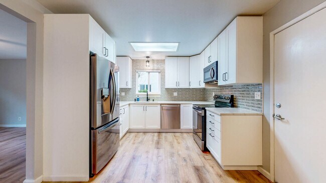 Building Photo - 3 Bedroom 2 Full Bath with Private Yard and 1 Car Garage !