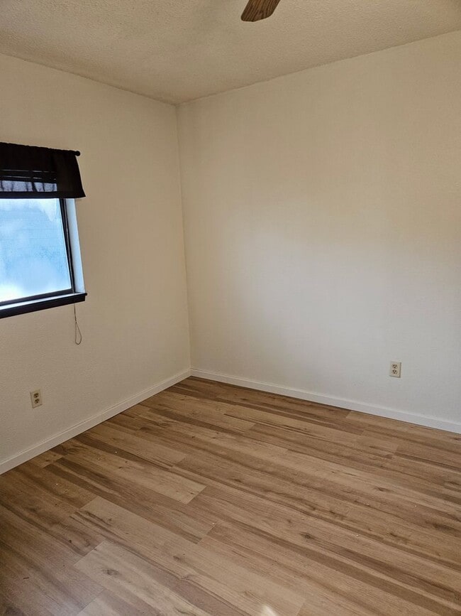 Building Photo - 2bd 1ba W/Fenced Yard