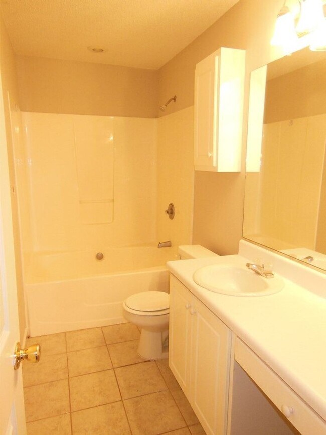 Building Photo - 2 Bedroom 2 Bath Townouse