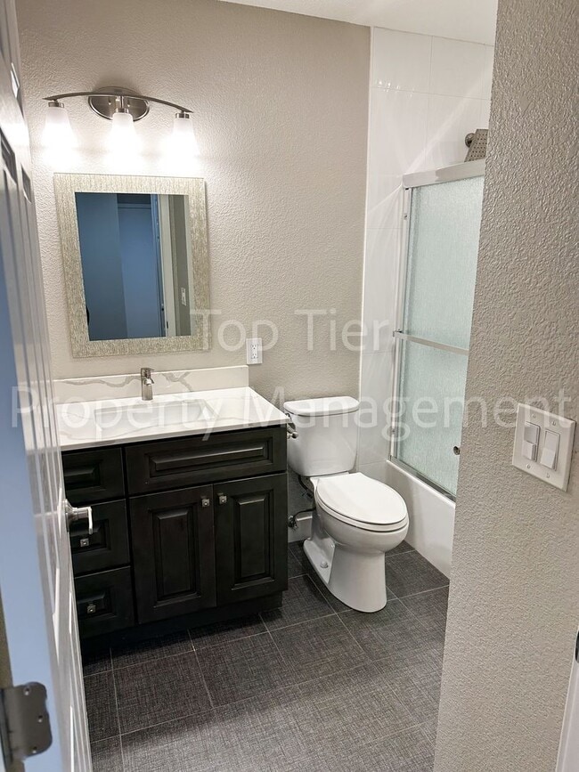 Building Photo - Meticulously renovated 2 Bd/1 Ba, 889 sf, ...