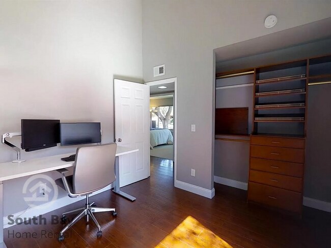 Building Photo - 3BD/1.5BA - Updated Townhouse with Modern ...