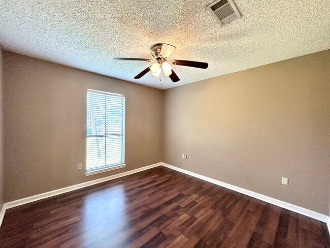 Building Photo - 2 Bedroom Townhouse Located on Siegen Lane...