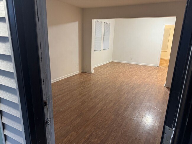 Building Photo - 274 Wrexham Ave