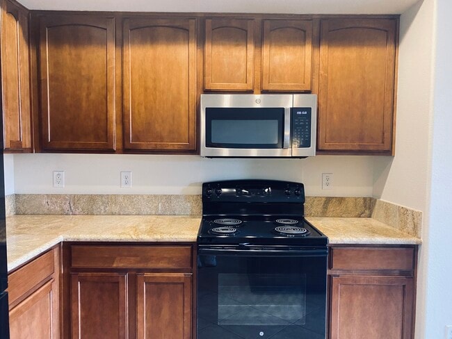 Cabinetes in brand new condition and the space of cabinets is more than enough. - 900 S 94th St