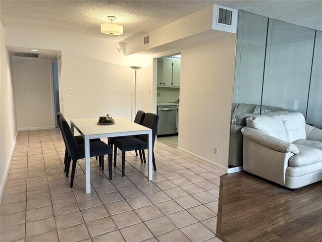 Building Photo - 1902 Bermuda Cir