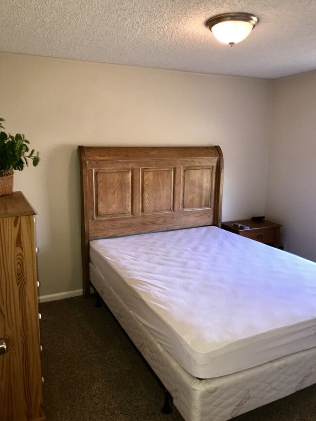 Building Photo - 3 Bedroom/2 Bathroom Home