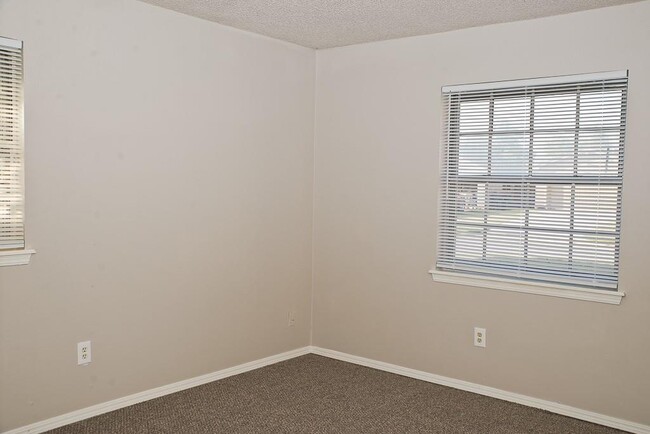 Building Photo - 3208 SE 56th St