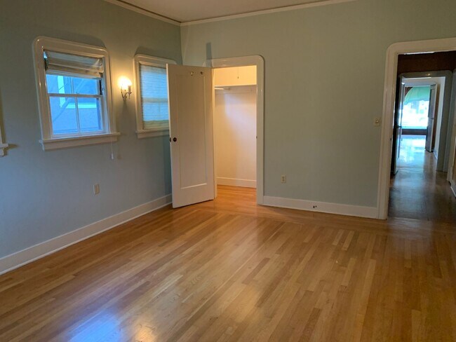 Building Photo - 3 Bedroom, hardwood floors, garage, A/C, Solar