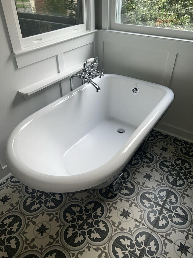 Building Photo - Charming Updated Home in Hedingham with 1s...