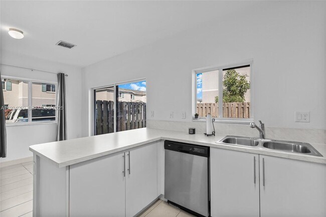 Building Photo - 1270 NW 3rd Ln