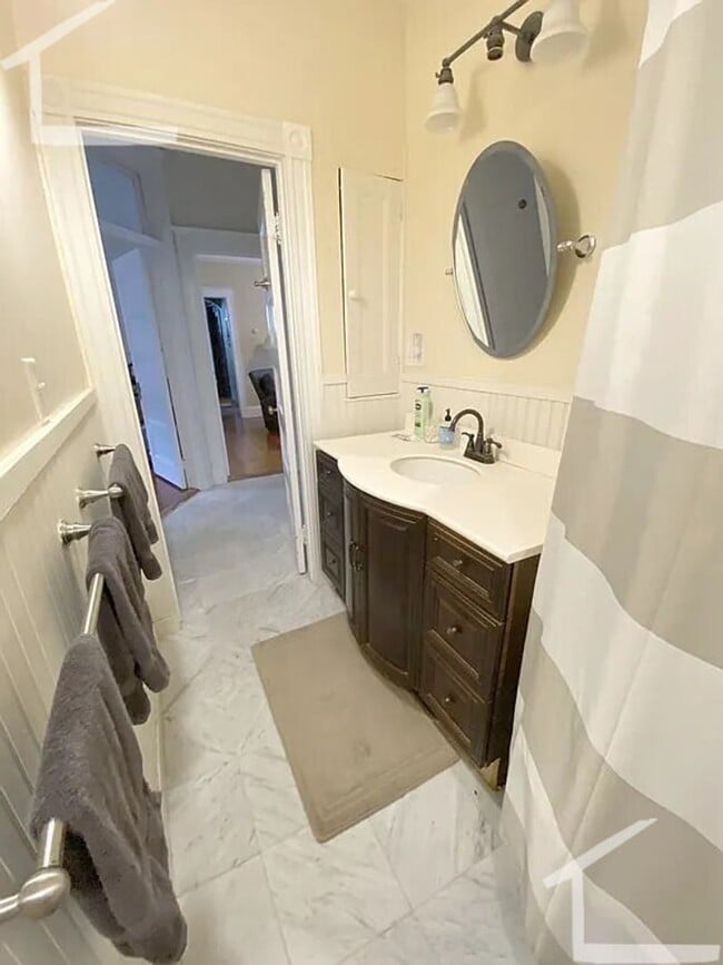 Building Photo - Nicely renovated 3 bed unit with in-unit laundry!