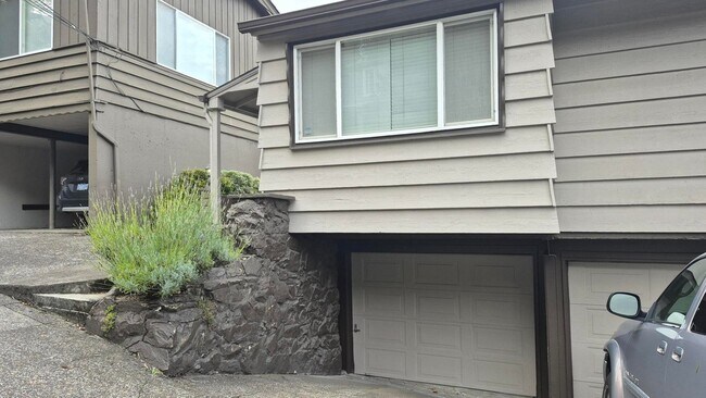 Building Photo - Amazing 2 Bedroom 1 Bath with View in NW P...