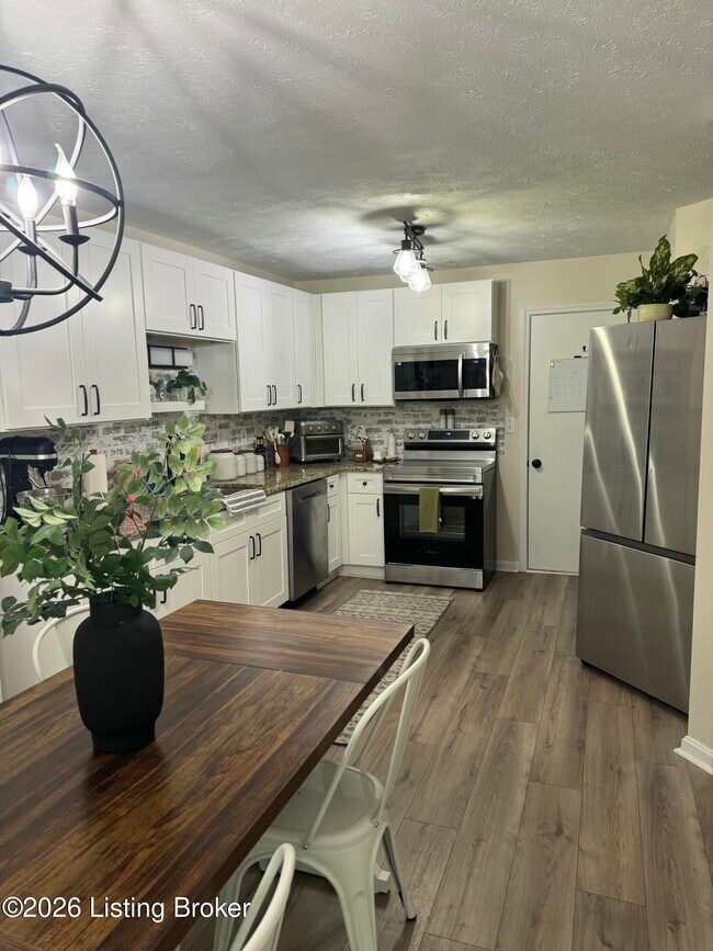 Building Photo - 4110 Hickoryview Dr