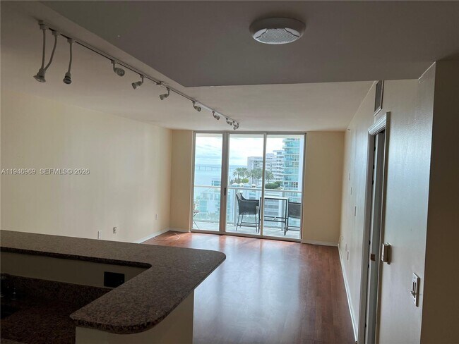 Building Photo - 1155 Brickell Bay Dr
