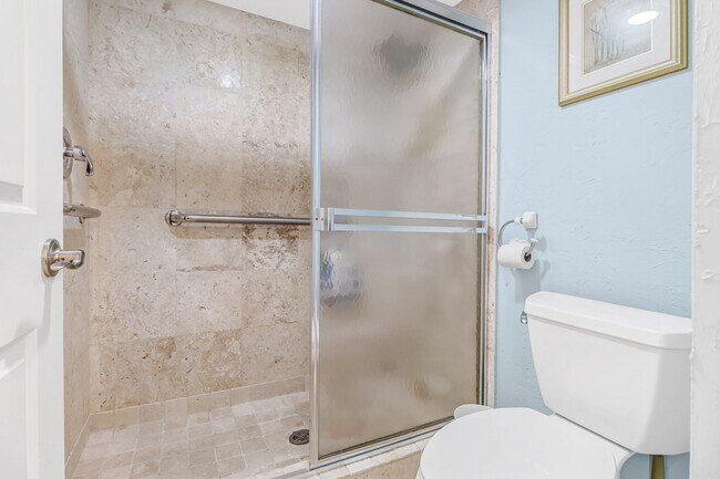 Building Photo - Stunning Sandpiper Bay 2 bed/2 bath end unit condo