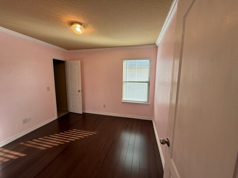 Bedroom #3 with hardwood floor and a beautiful colors scheme. 1st side - 420 Slippery Rock