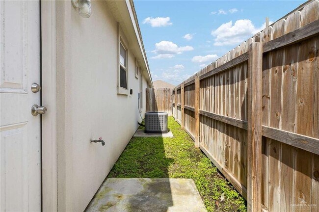 Building Photo - 1404 Alta Vista Dr