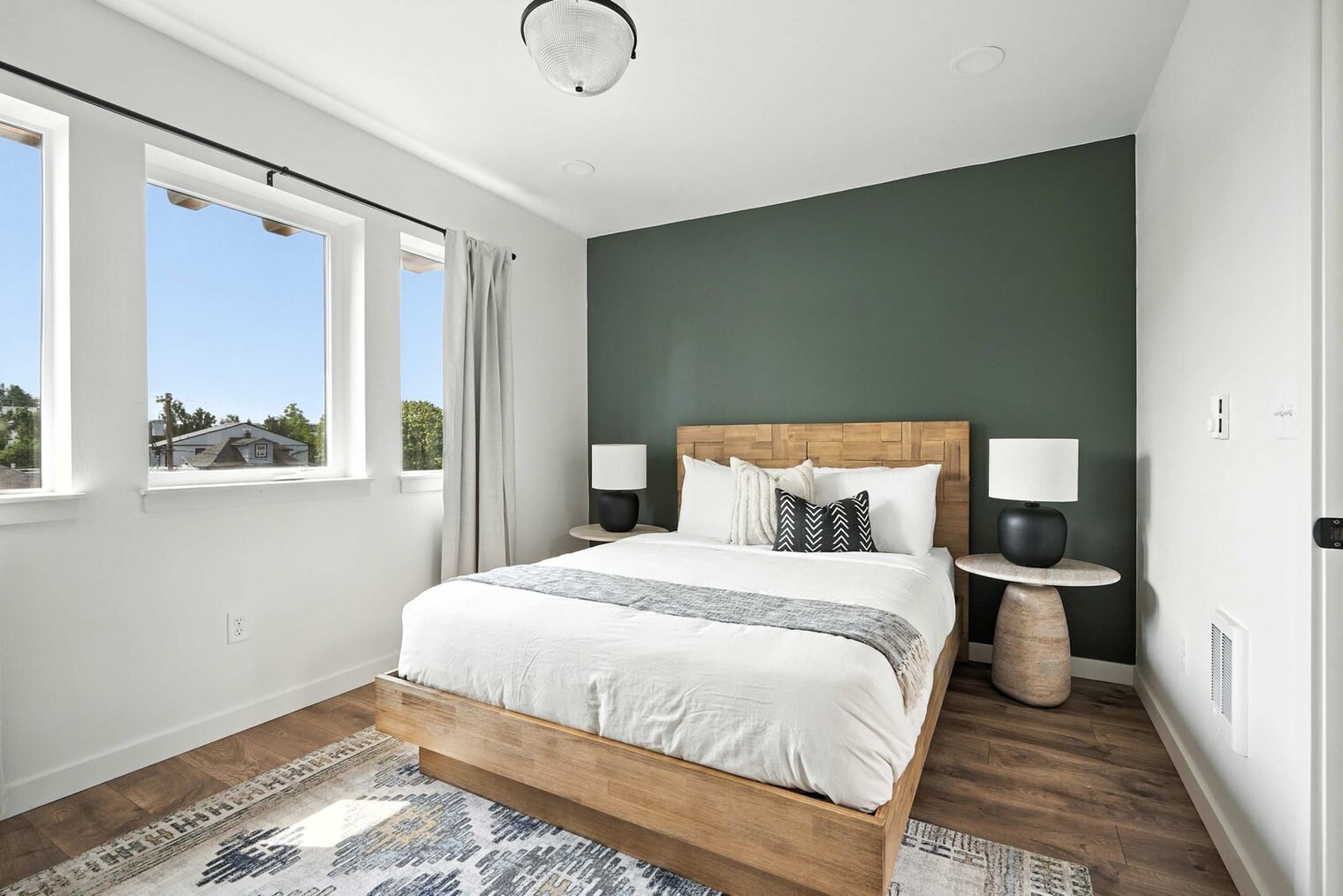 Building Photo - 925 NE 23rd Ave