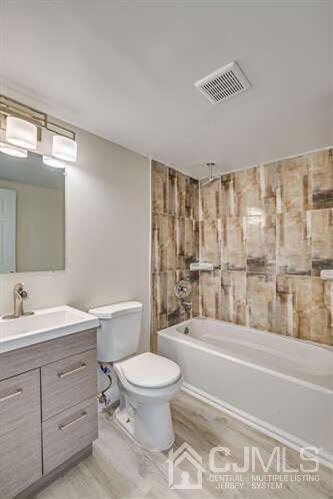 Building Photo - 216 E 7th St