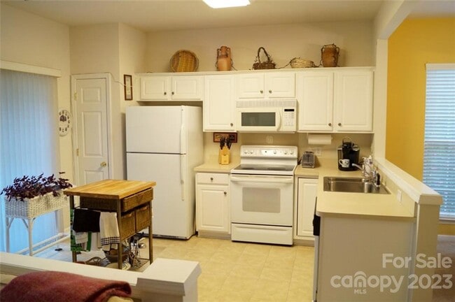 Building Photo - 3304 Mannington Dr