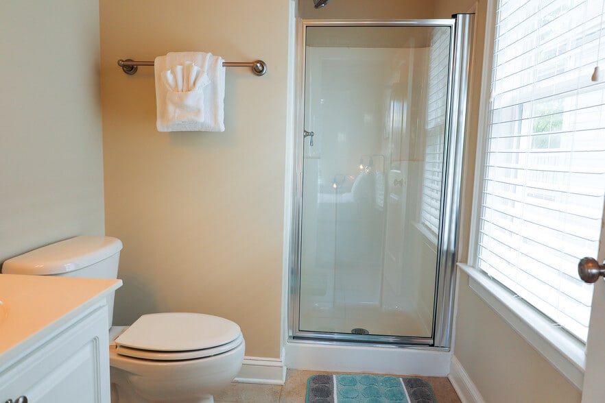 Building Photo - Room in House on ACC Blvd