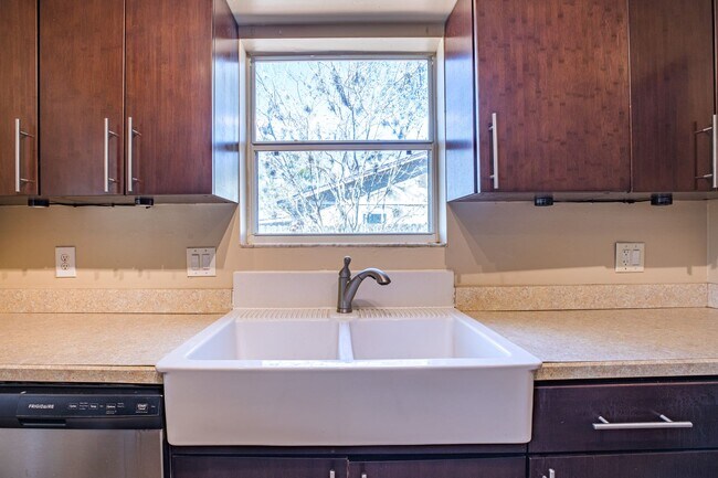 Building Photo - Great Rental in Heritage South!