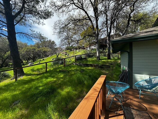 Building Photo - Spacious 4 bedroom, 3 bathroom home