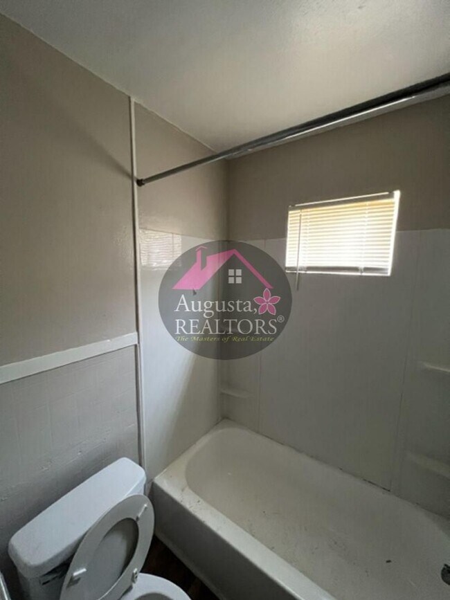 Building Photo - Adorable One Bedroom Duplex!