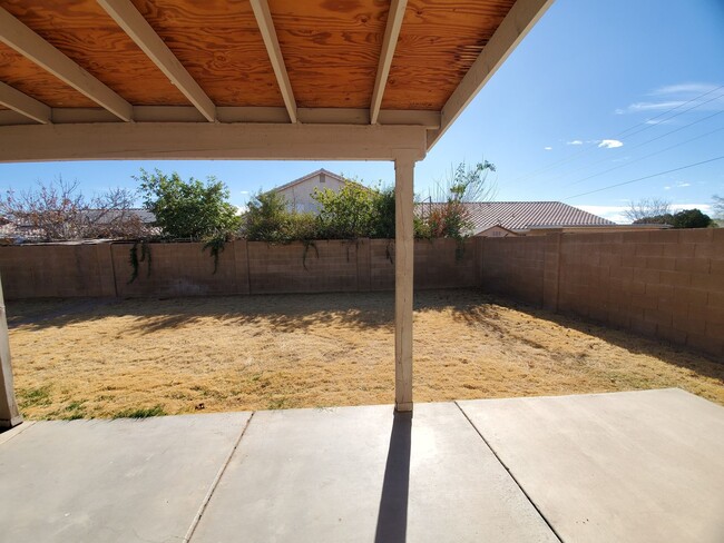 Building Photo - 3 bedroom home - no HOA - single level - N...