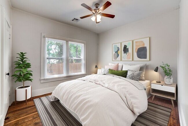 Building Photo - Charming 3/1 Near TU! Make this your new home!