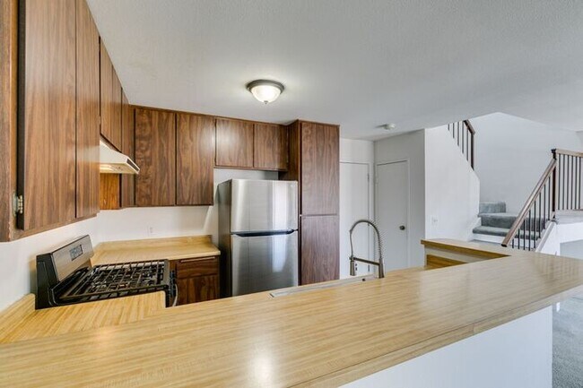 Building Photo - Double Primary Townhome with Spacious Backyard in 89115!