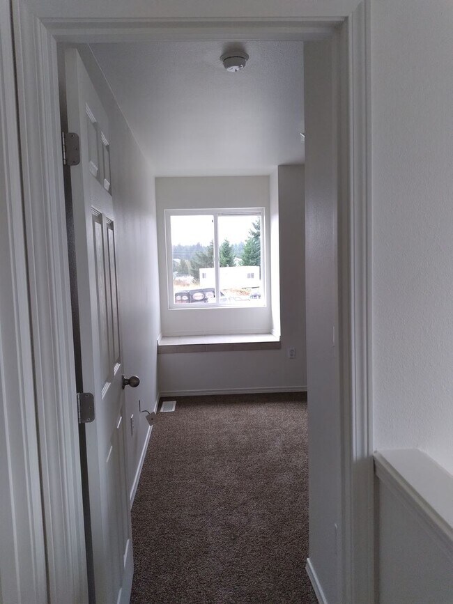 Building Photo - Charming 3-Bed Duplex with 2.5 Baths & 1600 Sq Ft - Prime Spanaway Location!