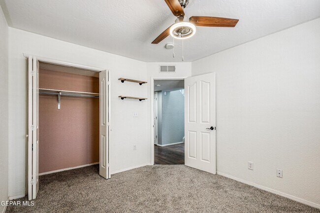 Building Photo - 6821 Pearl Ridge Dr