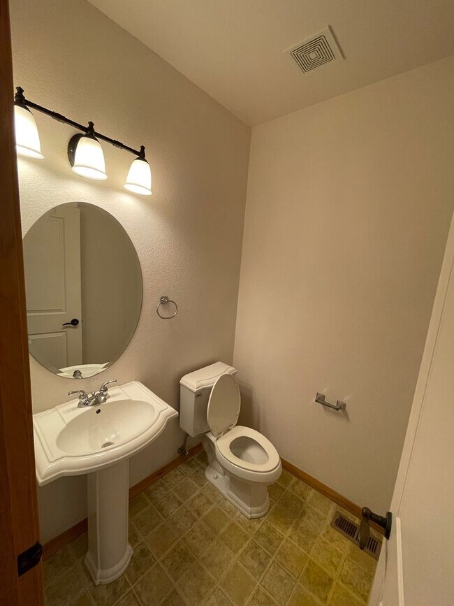 Building Photo - Spacious 3-Bed Home with Private Baths