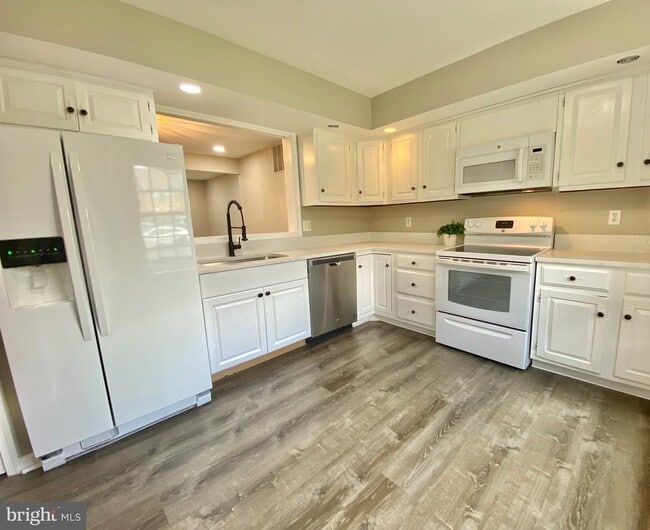 Building Photo - 10323 Hampshire Green Ave