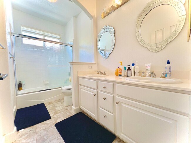 Building Photo - Gorgeous Serrano home in gated community c...