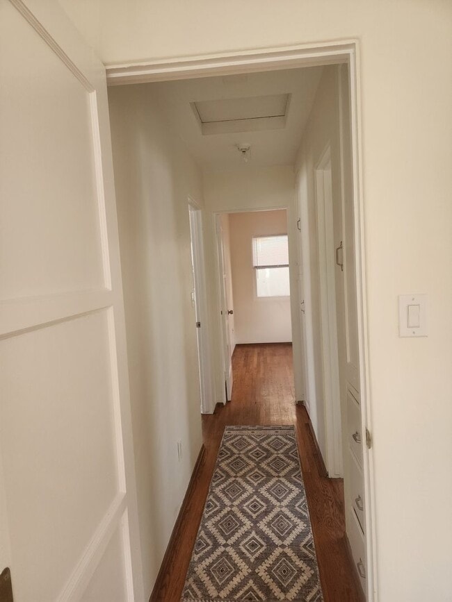 Building Photo - Private 2 bedroom 1 bath home