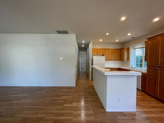 Building Photo - Hillsboro 3Bedroom 2.5 Bath + Den ~ Includes Washer & Dryer and Garage ~ Orenco Gardens Neighborh...
