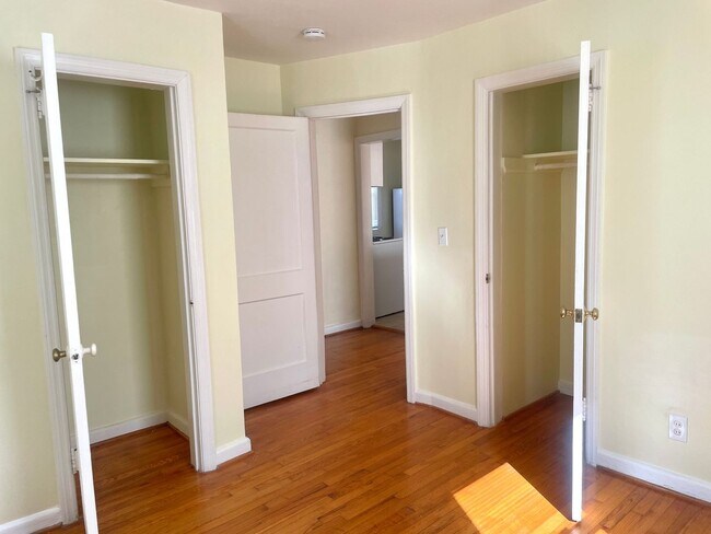 Building Photo - Sunny and Charming Beach Apartment For Rent!