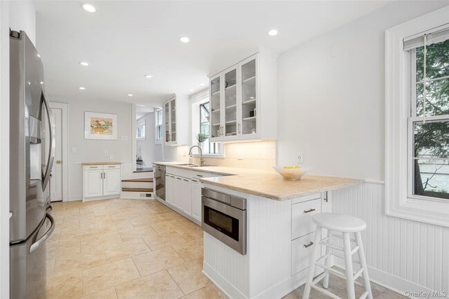 Building Photo - 225 Larchmont Ave