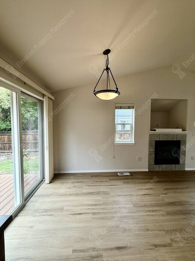 Building Photo - Single Level 3 BR in NE Bend with huge fenced yard!
