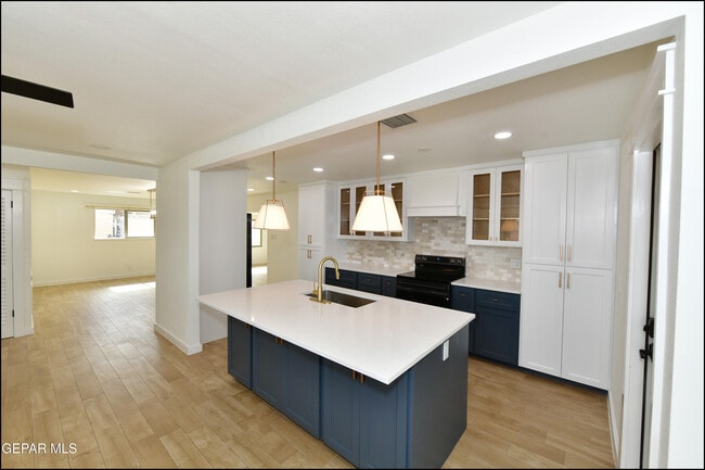 Building Photo - 3217 Wedgewood Dr