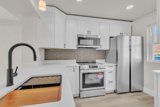 Building Photo - Newly Renovated 2 BR/ 1.5 BA Condo in York...
