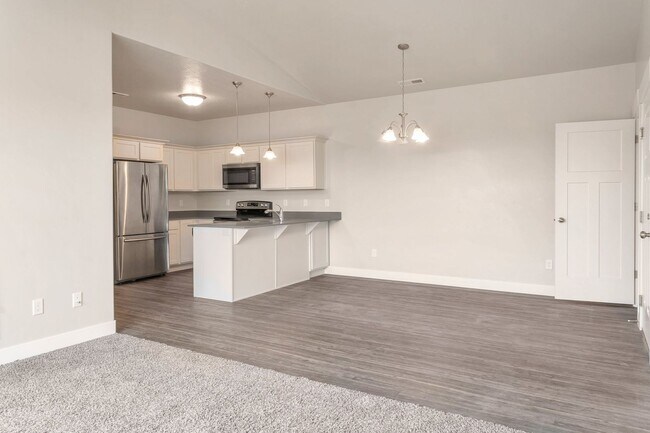 Building Photo - Beautiful Top Level Condo w 1 car garage