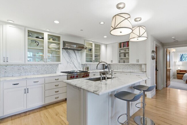 Building Photo - Boutique Bainbridge Condominium