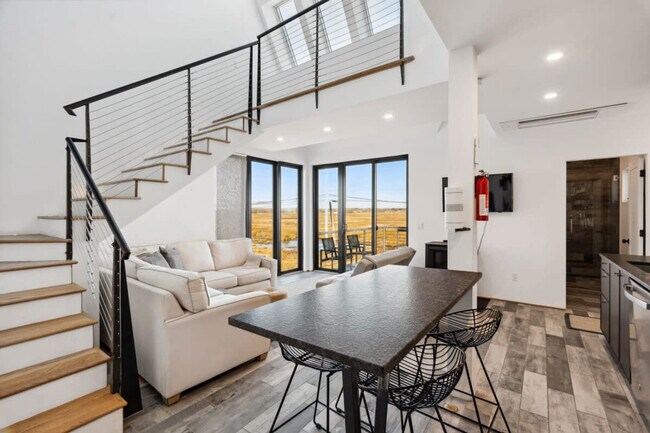 Building Photo - 10 Anchor St