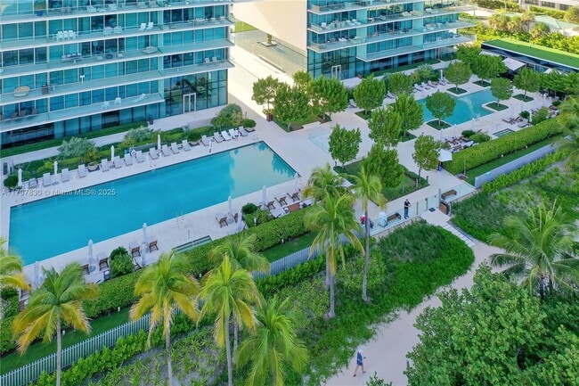 Building Photo - 10201 Collins Ave