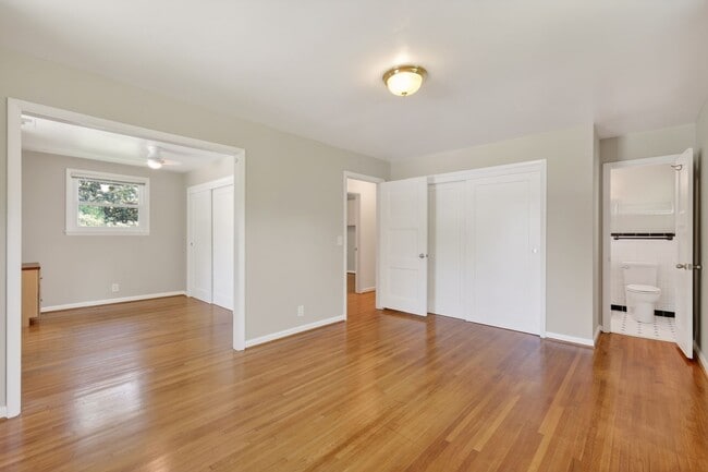 Building Photo - Multi-Generation West Meade Home