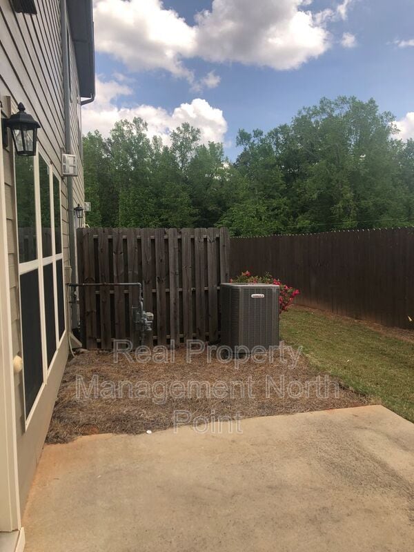 Building Photo - 1175 Hampton Oaks Dr